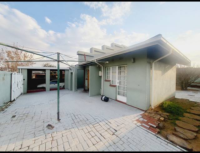 3 BEDROOM HOUSE RENTED IN DIEPKLOOF